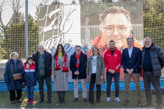 La vicealcaldesa de Madrid, Begoña Villacís, acompañada de la concejala de Usera, Loreto Sordo, ha asistido hoy al homenaje que se ha rendido al hasta ahora presidente de la Asociación Deportiva Cultural San Fermín, Pablo García Lozano, por su trayectoria a lo largo de 26 años en la entidad.