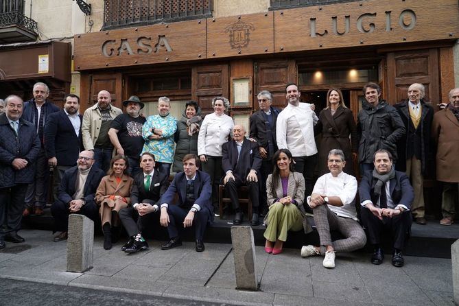 Abulense de nacimiento y madrileño de adopción, Lucio Blázquez es una figura icónica de la restauración madrileña y su receta de huevos estrellados se ha convertido en referente gastronómico de la capital. Ahora, como parte de este homenaje, podrán degustarse reinterpretados por ocho restaurantes de la Cava Baja, del 10 al 19 de febrero.