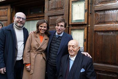 Junto al alcalde, han participado de este homenaje la vicealcaldesa, Begoña Villacís; la concejala delegada de Turismo, Almudena Maíllo, y el concejal del distrito de Centro, José Fernández.