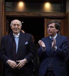 Madrid reconoce la trayectoria e historia del restaurante Casa Lucio con una placa conmemorativa