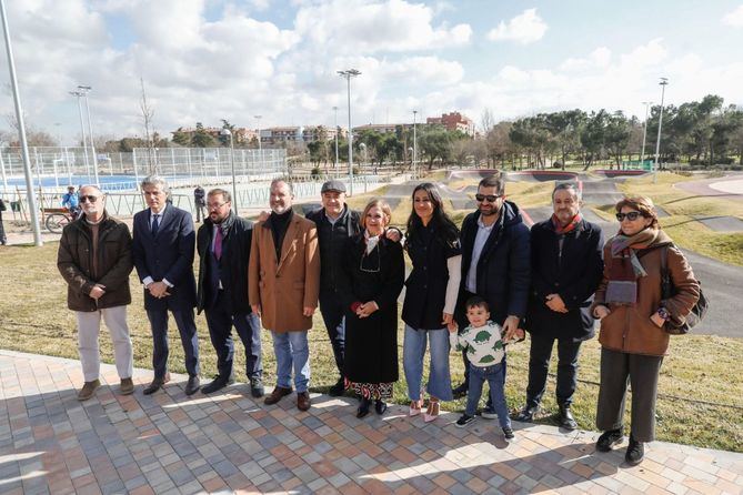 La vicealcaldesa de Madrid, Begoña Villacís, inauguraba los nuevos jardines este viernes, junto al delegado de Desarrollo Urbano, Mariano Fuentes, y el concejal del distrito de Latina, Alberto Serrano.