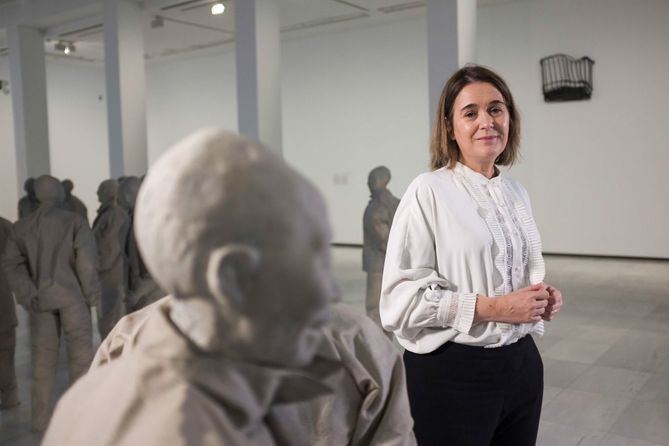 La consejera de Cultura, Turismo y Deporte, Marta Rivera de la Cruz, ha asistido hoy a la inauguración.Reúne algunas de sus piezas más icónicas de la década de los 90, entre las que destaca Plaza, una instalación que no se ha visto en España desde 1996.