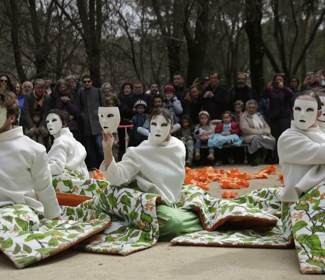 La compañía Aracaladanza regresa a Espacio Abierto y lo hace con 'La Quinta en flor: entre flores y suspiros', un espectáculo de danza y música lúdico festivo, al aire libre y gratuito, con el que se celebra la floración de los almendros.