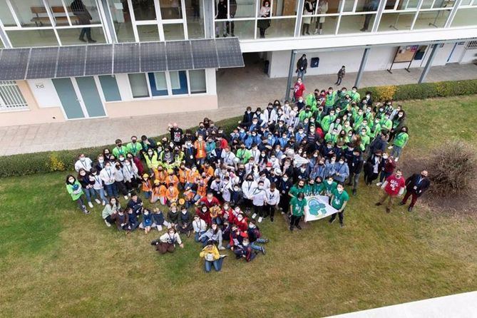 La UPM ha recibido a un total de 42 equipos. Quince de ellos, formados por estudiantes de entre 10 y 16 años, se enfrentaron al 'FLL Challenge', y los más pequeños de entre seis y nueve años, participaron en 27 equipos en 'FLL Explore'.