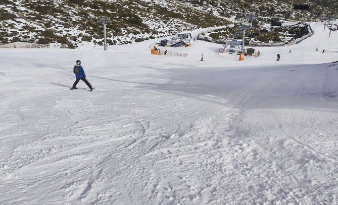 En Valdequí, habrá nieve de entre 15 y 35 de espesor, además de contar con 10 kilómetros y 16 pistas. En Madrid, se podrá disfrutar, de la misma forma, de Madrid Snowzone, en intu Xanadú, con nieve dura y 2,2 kilómetros en un total de dos pistas.