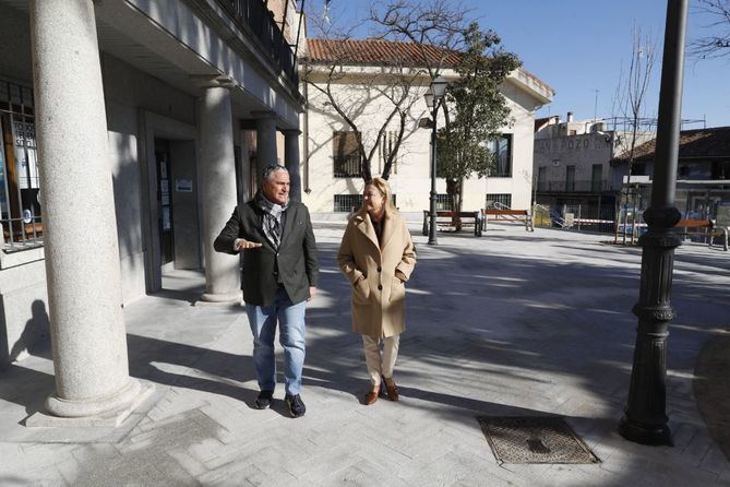 La delegada de Obras y Equipamientos, Paloma García Romero, acompañada del concejal de Fuencarral-El Pardo, Javier Ramírez, han visitado la zona para comprobar 'in situ' el resultado de los trabajos desarrollados.