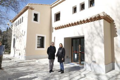 La delegada de Obras y Equipamientos, Paloma García Romero, acompañada del concejal de San Blas-Canillejas, Martín Casariego, ha visitado este viernes la Casa del Reloj de la Quinta de los Molinos.