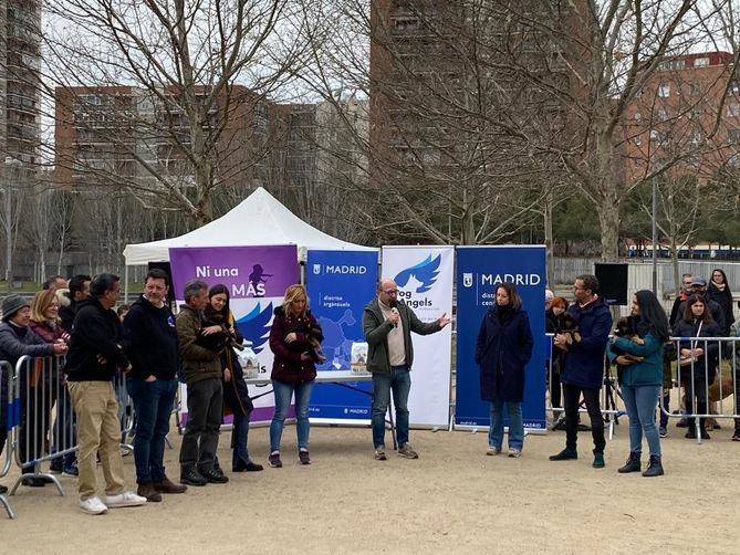 Como antesala del 8M, las juntas de los distritos de Centro y Arganzuela han organizado este domingo una exhibición canina, en colaboración de la Fundación Dog Angels, para dar a conocer cómo los perros entrenados trabajan en la protección de las víctimas de violencia de género.