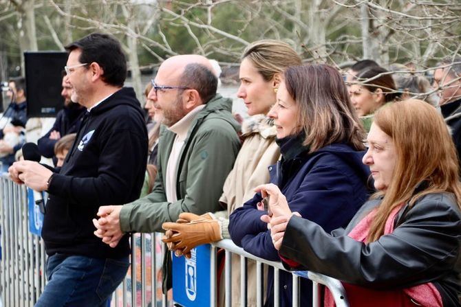 Los concejales José Fernández y Cayetana Hernández de la Riva han presenciado la demostración y en la que se ha hecho entrega de varios cachorros a mujeres víctimas de violencia de género que iniciarán así el proyecto de la fundación.