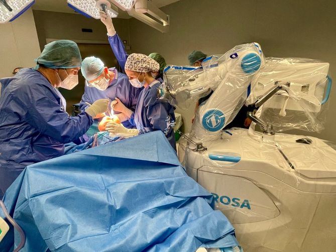 El equipo de Urología del Hospital HLA Universitario Moncloa, durante una intervención con el robot Da Vinci.