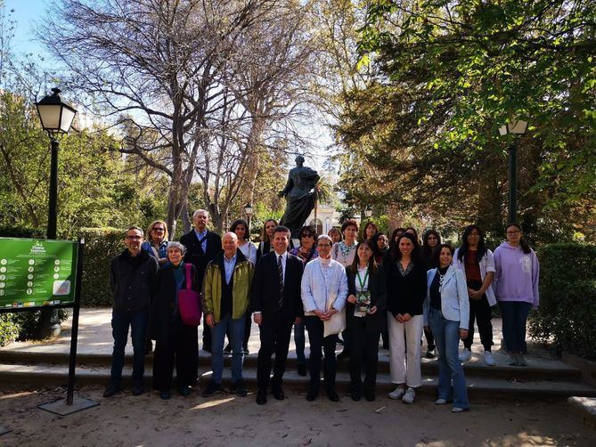 El Real Jardín Botánico y el Consorcio AmerMad, a través de su Grupo del Instituto de Patrimonio Cultural de España (IPCE), presentan el itinerario 'Plantas tintóreas que vinieron de América', que se puede visitar 'in situ' en el Real Jardín Botánico, en un itinerario autoguiado. En la imagen, empezando por la izquierda, la investigadora Ana Romero; el investigador principal, Antonio Álvarez-Ossorio; el director del RJB-CSIC, Esteban Manrique y la subdirectora general del Instituto del Patrimonio Cultural de España (IPCE), Marta Hernández