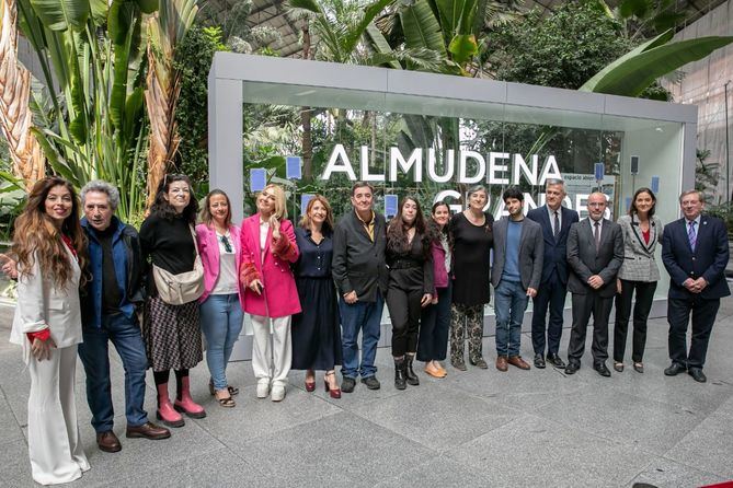 Raquel Sánchez (cuarta por la izquierda) ha presidido este viernes la presentación de la nueva denominación de la estación Madrid Puerta de Atocha Almudena Grandes, acto al que también ha acudido su viudo, Luis García Montero (quinto por la izquierda) y otras personalidades.