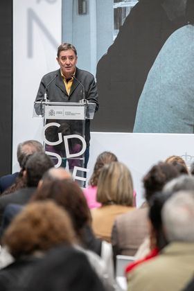 Al acto han acudido su familia, amigos, representantes del Gobierno central y sindicales, artistas y lectores, que se han congregado en la estación de Atocha para rendirle homenaje. A la cabeza estaba su viudo, el poeta Luis García Montero.