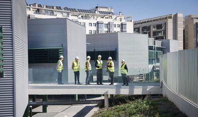 El edificio consta de 4.709 metros cuadrados construidos, y el Gobierno regional ha invertido 13,3 millones de euros para atender a 25.200 vecinos de la zona. 