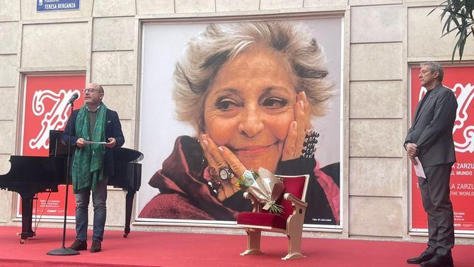 El espacio está situado frente al Teatro de la Zarzuela, en la calle de Jovellanos, 4. Teresa Berganza Vargas nació en la madrileña calle de San Isidro Labrador del distrito de Centro en 1933, paseó su voz por La Scala de Milán, la Ópera Nacional de Viena, el Covent Garden de Londres o el Metropolitan de Nueva York.