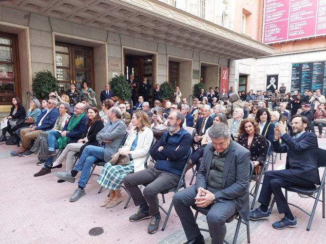 La Junta de Gobierno del Ayuntamiento de Madrid acuerda esta denominación a propuesta de la Junta Municipal de Centro. Berganza fue la primera mujer miembro de la Real Academia de Bellas Artes de San Fernando y, entre otros, obtuvo el Premio Príncipe de Asturias de las Artes y el Nacional de Música.