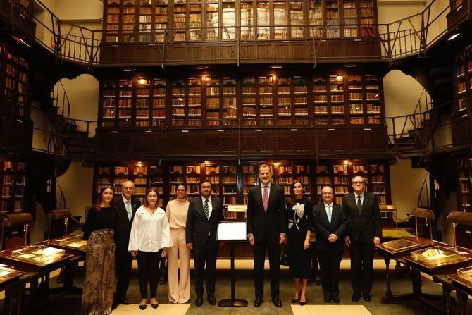 Don Felipe y Doña Letizia han presidido la conmemoración del Bicentenario del Ateneo de Madrid (1820-2020), en un acto en el que han estado acompañados por el ministro de Cultura y Deporte, Miquel Iceta; el presidente del Ateneo de Madrid, Luis Arroyo; la consejera de Cultura de la Comunidad de Madrid, Marta Rivera de la Cruz, y la delegada de Cultura del Ayuntamiento de Madrid, Andrea Levy, entre otras autoridades y personalidades.