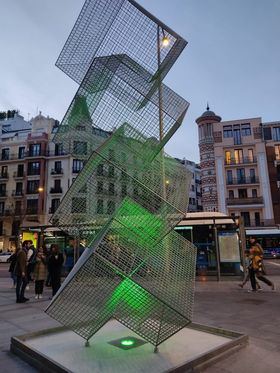 El barrio de Salamanca presume de la escultura 'Transparencias', alegoría del dicho popular 'De Madrid al cielo'