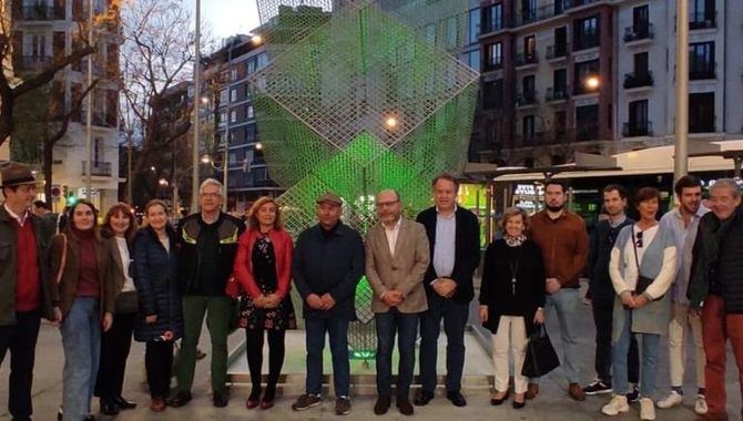 La obra escultórica, denominada ‘Transparencias’ y situada en el espacio intermodal de la avenida de Felipe II, entre las calles de Narváez y Alcalá, está realizada por el artista Manolo Paz y es un homenaje a la ciudad de Madrid.