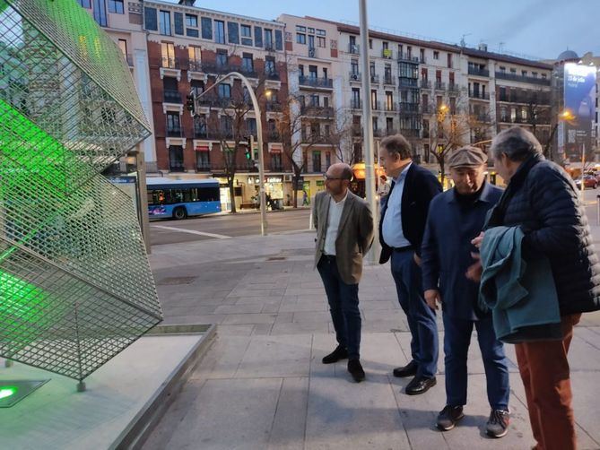 Durante la inauguración, el concejal del distrito de Salamanca, José Fernández, acompañado por el escultor, ha destacado que “en Madrid nadie se siente de fuera y sirvan estas ‘Transparencias’ para dar buena cuenta de que nuestra ciudad tiene espíritu de acogida”.