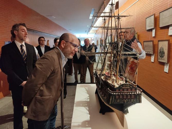 A lo largo del recorrido, se encuentran retratos, esculturas, ilustraciones, paneles divulgativos, maquetas, uniformes y otras piezas pertenecientes a los fondos del museo y de la fundación.