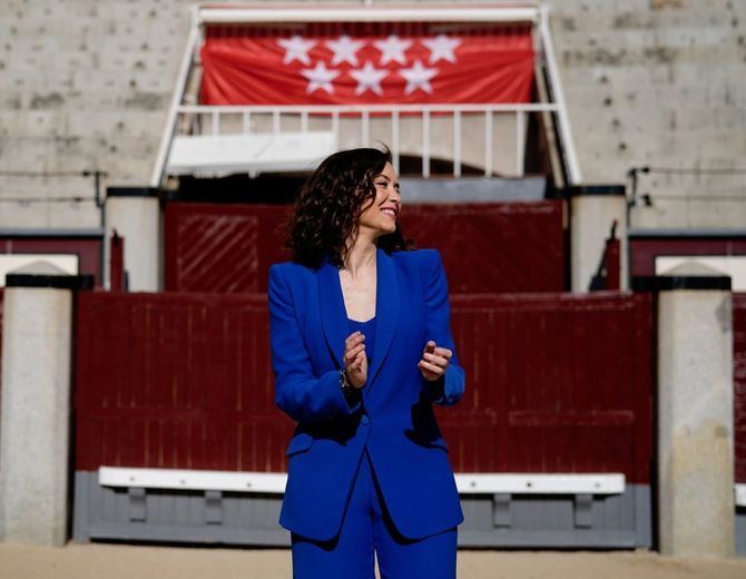 La candidatura encabezada por Díaz Ayuso lograría entre 67 y 69 diputados de los 135 que tendrán cabida esta legislatura en la Asamblea de Madrid. Obtendría el 48,5% de los votos.