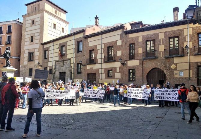 El candidato a la Alcaldía de Madrid por Unidas Podemos-Izquierda Unida-Alianza Verde, Roberto Sotomayor, ha acudido a la manifestación de los vecinos afectados en la plaza de la Villa y ha pedido al regidor de la capital, José Luis Martínez-Almeida, que les escuche y anule este programa para hacer uno nuevo.