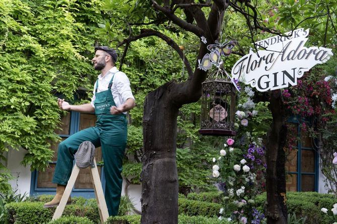 La interpretación, la música, el teatro y la presencia del realismo mágico han guiado a los asistentes para conocer a distintos personajes de la historia de Hendrick's, que han estado presentes en el Palacio de Viana para el deleite de los invitados.