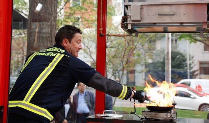 Bajo el lema 'Atiza el Fuego', Bomberos del Ayuntamiento de Madrid en colaboración con la Fundación Mapfre, presentaron el pasado 31 de marzo el Aula Móvil Experimental, con el objeto de transmitir conocimientos para prevenir incendios en el hogar.