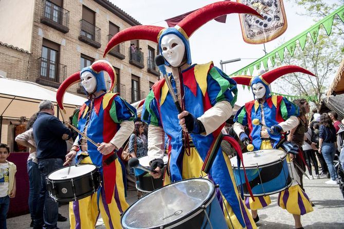 La Feria Medieval El Álamo celebra su XXVI edición, del viernes 28 de abril al martes, 2 de mayo. Dos kilómetros de recorrido, con un sinfín de seres mitológicos y animaciones, acrobacia y malabares, pirotecnia, conciertos, 350 paradas de gastronomía y artesanía y talleres de oficios antiguos, que completan este inolvidable viaje al Medievo.