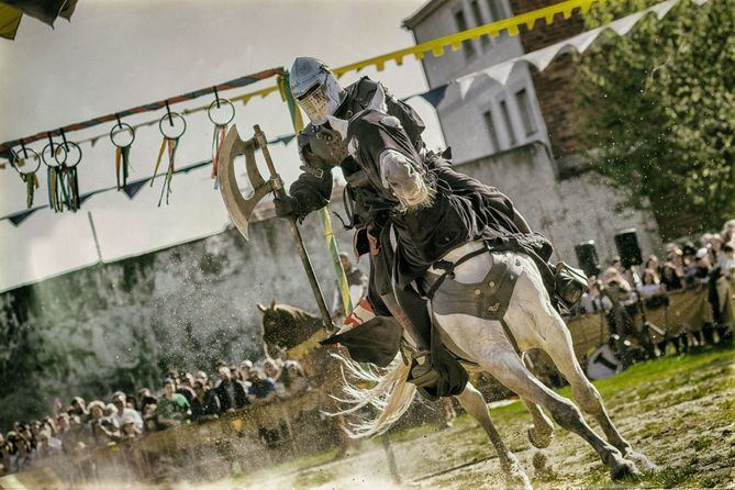 La plaza de toros La Chacona se transforma en un engalanado palenque, con capacidad para 4.500 personas, tres pases diarios el 29 y 30 de abril y el 1 de mayo, y dos pases el 2 de mayo. Este año se incorpora el pase nocturno, donde los caballeros combaten con espadas de fuego y superan complicadas pruebas, rodeados de llamas y elementos de pirotecnia.