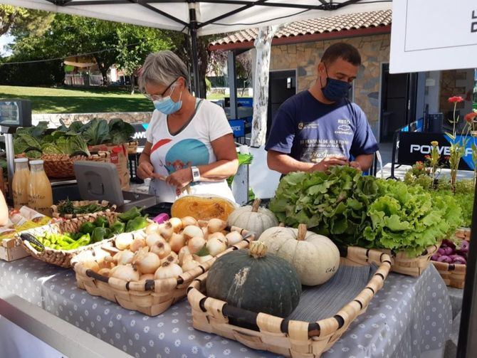 La Comunidad de Madrid inicia en las localidades de Lozoyuela y Majadahonda la XI edición de 'La Despensa de Madrid', un mercado itinerante al aire libre de productos cultivados o elaborados en la región.