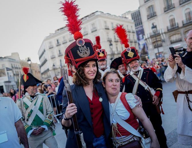 Díaz Ayuso, en la puerta del Sol, durante la recreación histórica de la defensa del cuartel de Monteleón, episodio que formó parte del levantamiento del 2 de Mayo de 1808 de la Guerra de la Independencia, y en el que participaron los capitanes Daoiz y Velarde.