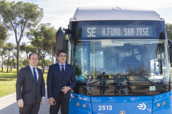 El delegado de Medio Ambiente y Movilidad, Borja Carabante, acompañado del consejero de Transportes e Infraestructuras de la Comunidad de Madrid, David Pérez, presentaron este nuevo servicio especial de autobuses de la Empresa Municipal de Transportes (EMT), que conectará, la estación de Príncipe Pío con el Hospital Fundación San José, ubicado en el distrito de Latina.