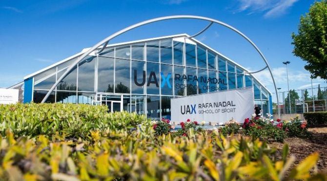 El nuevo polideportivo de la Universidad Alfonso X el Sabio es un ejemplo de la apuesta de UAX Rafa Nadal School of Sport por ofrecer una experiencia universitaria única y exclusiva a sus estudiantes, con profesionales de reconocido prestigio e instalaciones deportivas de primer nivel.