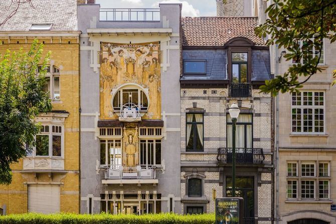 La Casa Cauchie, uno de los ejemplos más icónicos de esta corriente en la ciudad debido a su espectacular fachada, a su arquitectura y a su interior, en el que se ubica el Museo de Instrumentos de Música (MIM).