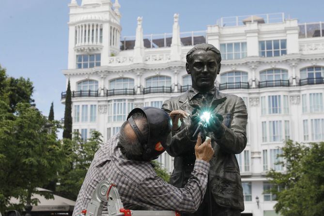 El Ayuntamiento contactó con las hijas del escultor Julio López Fernández, que facilitaron los trámites para la reproducción de la alondra sustraída.