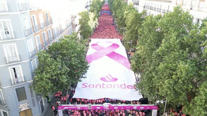 La Carrera de la Mujer de Madrid ha reunido este domingo a 32.000 participantes por las calles de la capital española, el mayor evento deportivo femenino de toda Europa y en la que se ha desplegado un enorme lazo rosa de cincuenta metros de longitud antes de la salida.