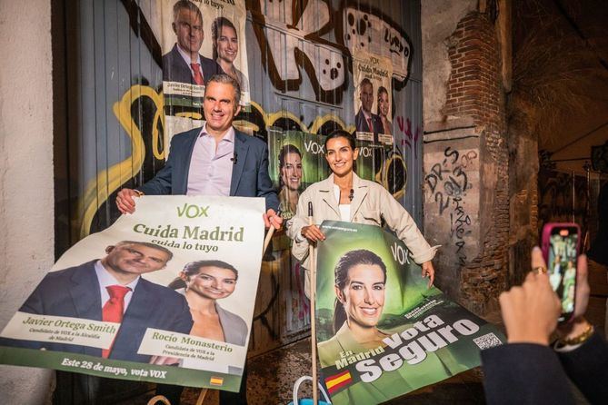 'Voto seguro' ha sido el lema escogido por la formación para el cartel en el que aparece la candidata a la Presidencia de la Comunidad de Madrid, Rocío Monasterio, mientras que en otro puede verse tanto a ella como al candidato a la Alcaldía de la capital, Javier Ortega Smith, con el lema 'Cuida lo tuyo'.