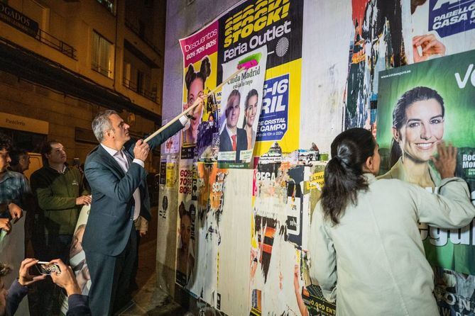 Tras el simbólico acto de pegada, los candidatos han prometido hacer 'un tándem por la libertad, la seguridad y la prosperidad para los madrileños'.