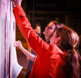 La pegada de carteles se ha realizado en la conocida como la plaza Vieja de Vallecas.