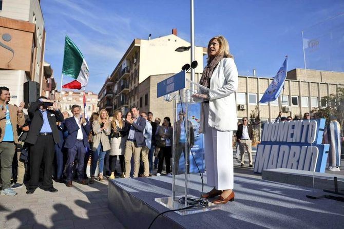 El candidato del PP a la revalidación de la Alcaldía ha estado acompañado por la presidenta del PP en el distrito de Tetuán, Paloma García Romero.