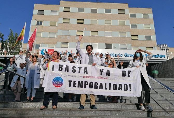 La huelga cuenta con el apoyo de la Asociación de Facultativos Especialistas de Madrid (AFEM) y el sindicato médico Amyts, para pedir una solución 'al abuso de temporalidad', que afecta a más de 3.600 de estos profesionales, que en muchos casos llevan años y décadas encadenando contratos temporales.