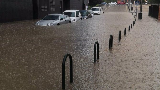 Las fuertes tormentas de este lunes por la tarde han llegado descargar 30 litros por metro cuadrado, lo que ha motivado numerosas incidencias por la formación de balsas en vía pública, especialmente en los distrito de San Blas, Barajas, Hortaleza y Fuencarral-El Pardo.