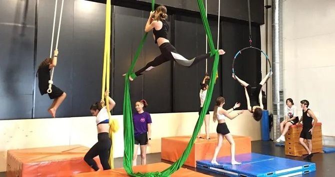 Si tienes entre 12 y 18 años, te presentamos una propuesta diferente para este verano, en la que podrás conocer las principales técnicas de circo (acrobacia, aéreos, malabares y equilibrios).