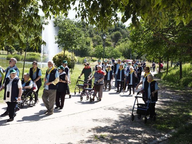 Los usuarios de las 25 residencias públicas de la AMAS han recorrido un kilómetro alrededor del estanque del parque Emperatriz María de Austria, en el distrito de Usera, acompañados por trabajadores de los centros.