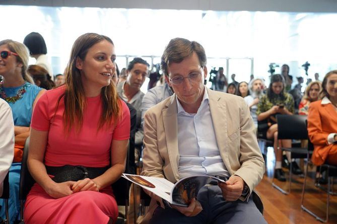 Andrea Levy, junto al Alcalde, durante la presentación de Veranos de la Villa 2023, este jueves, en una de sus últimas intervenciones como Delegada de Cultura.