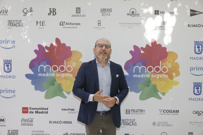 El delegado de Políticas Sociales, Familia e Igualdad, José Fernández, ha participado esta martes en la presentación de MADO Madrid Orgullo 2023. Fernández ha animado a los asistentes a celebrar este Orgullo “como cada uno quiera” y disfrutar de una ciudad que se ha convertido en uno de los destinos favoritos para el turismo LGTBI. 