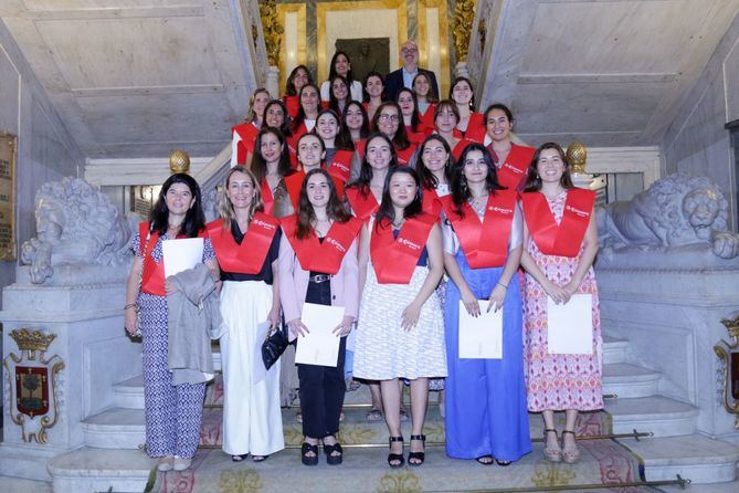 Las diplomadas forman parte de la I edición del programa de Data Analytics, que busca fomentar la participación femenina en áreas de ciencia, tecnología, ingeniería y matemáticas. El acto de entrega ha tenido lugar en el Palacio de Santoña de Madrid, que ha contado con la participación de la vicepresidenta de la Cámara de Madrid, Eva Serrano.