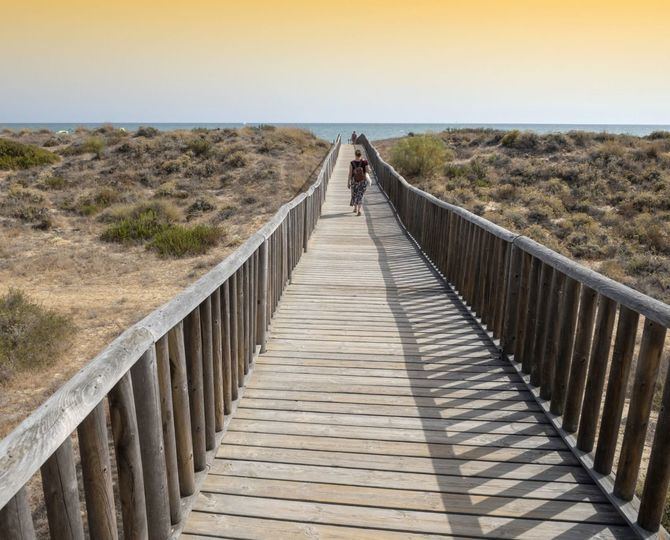 Barceló Punta Umbría Mar ha versionado este característico plato hawaiano incluyendo como su ingrediente principal el choco de Huelva. El choco, nombre por el que se conoce en Huelva a la sepia, es uno de los productos de la gastronomía onubense por excelencia.